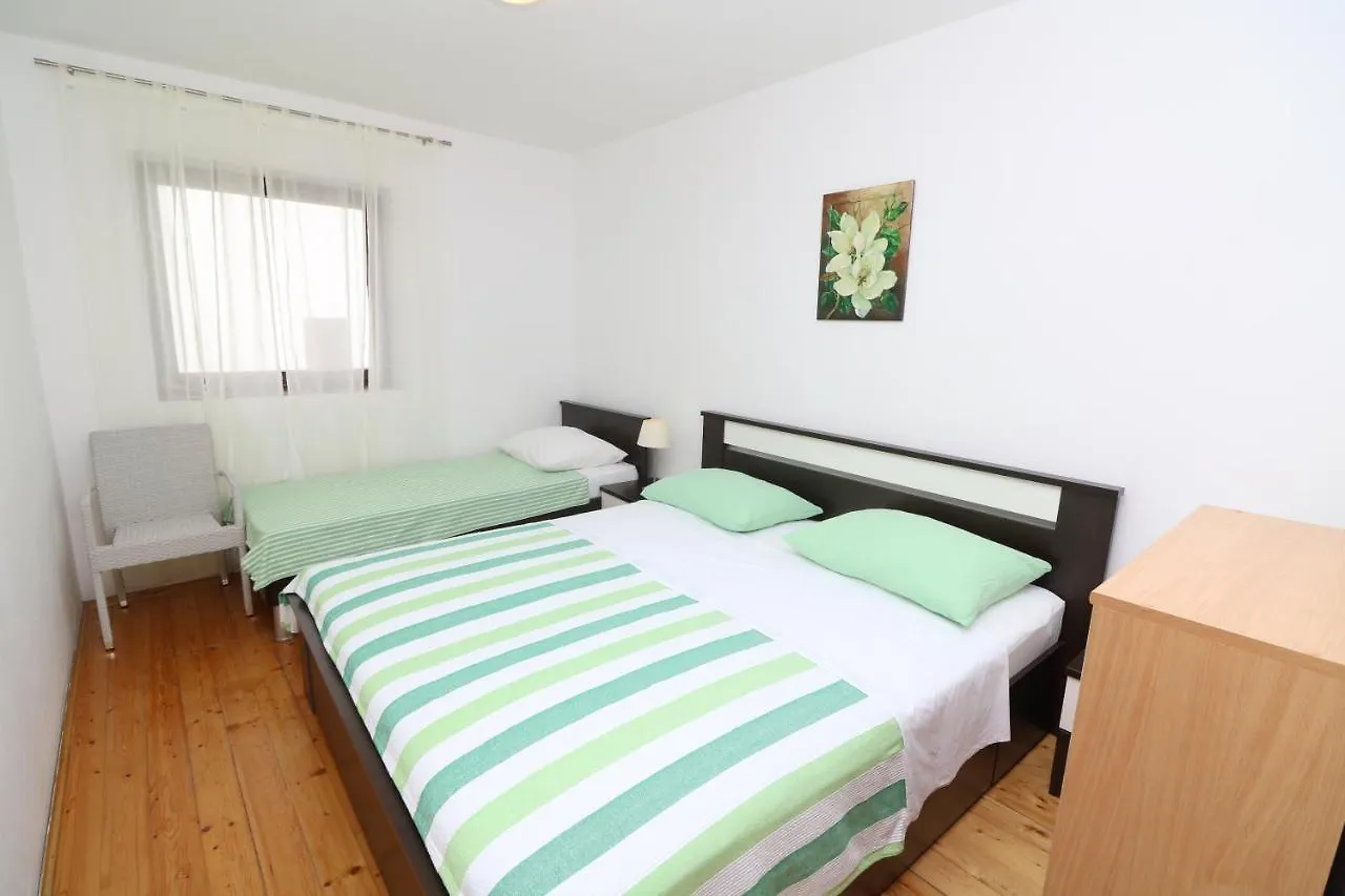 Apartment Tomasic With Terrace Baska
