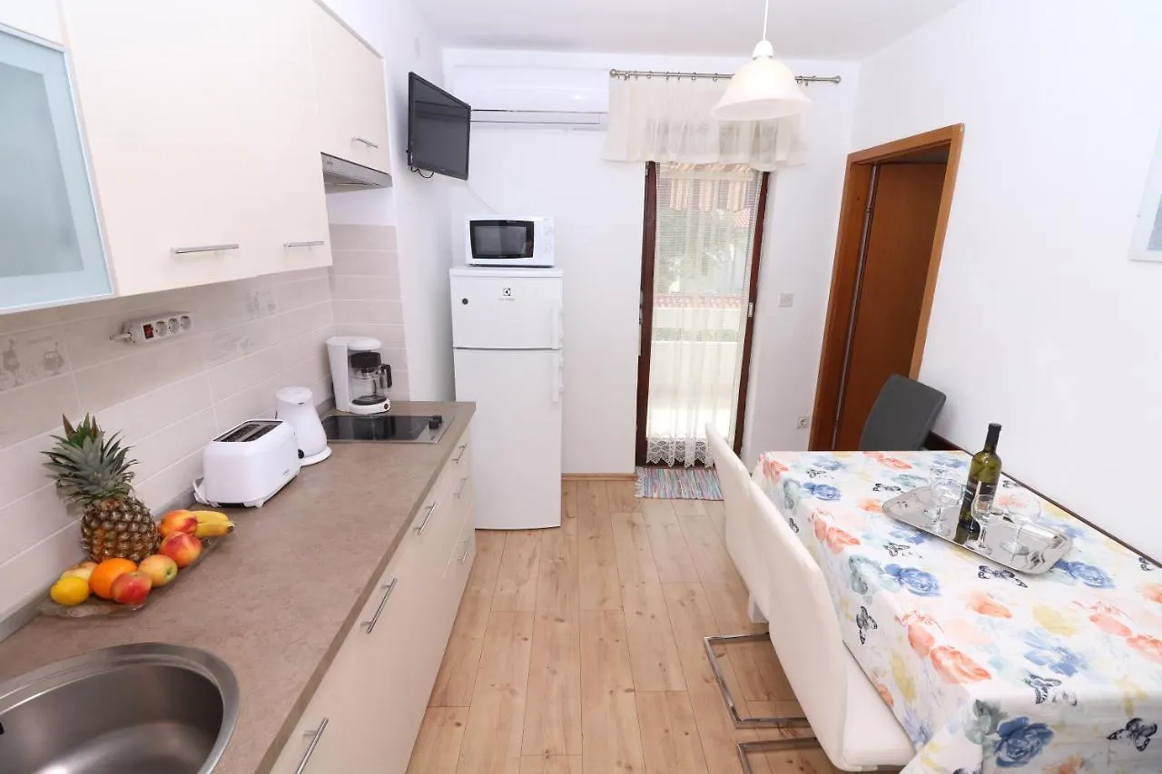 Apartment Tomasic With Terrace Baska