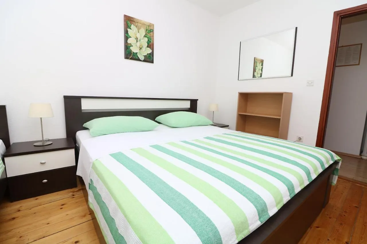 Apartment Tomasic With Terrace Baska  0*, Baska (Krk)