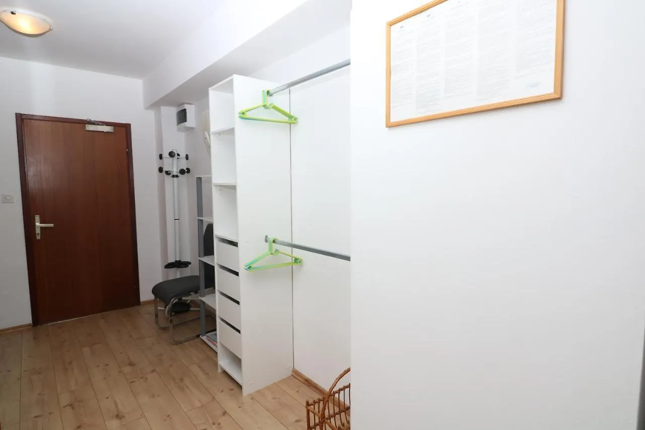 Apartment Tomasic With Terrace Baska  0*, Baska (Krk)