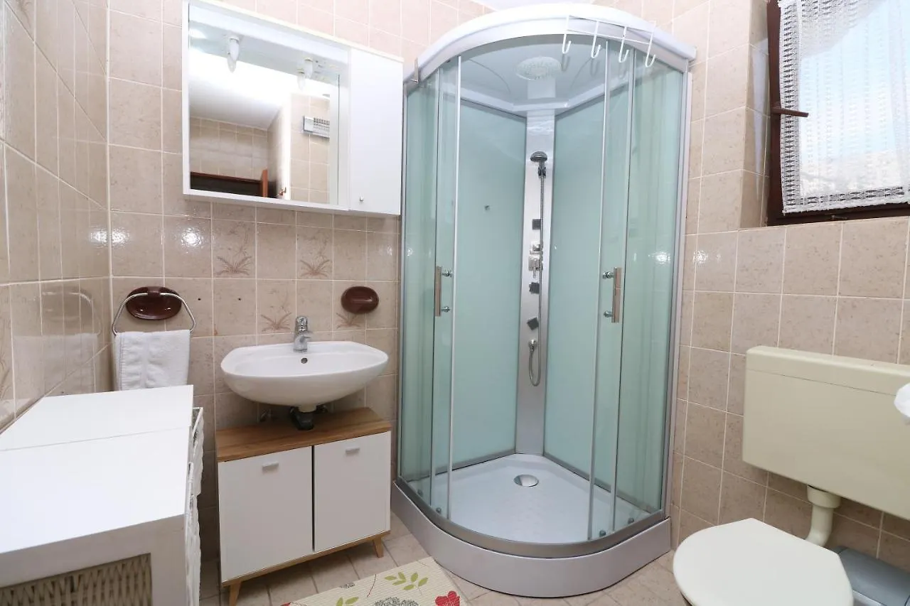 Apartment Tomasic With Terrace Baska